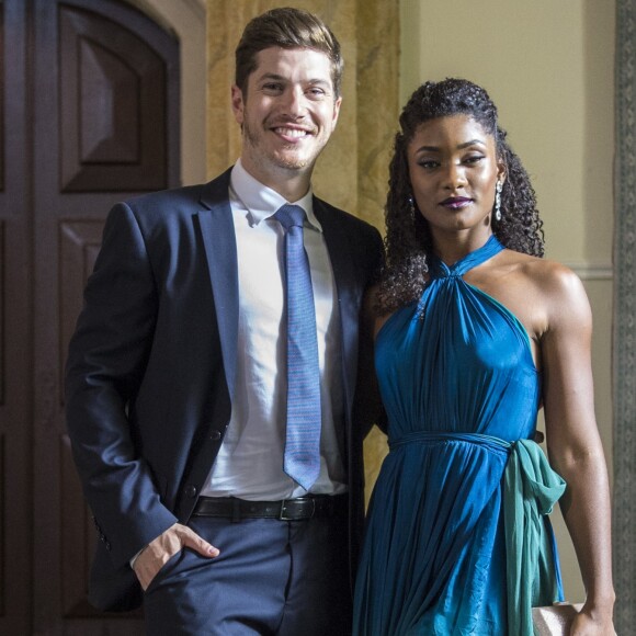 Casamento de Raquel (Erika Januza) e Bruno (Caio Paduan) deixa Nádia (Eliane Giardini) animada, na novela 'O Outro Lado Paraíso'