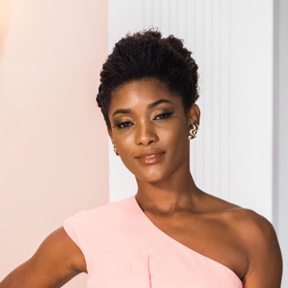 Raquel (Erika Januza) prefere um vestido mais simples, enquanto Nádia (Eliane Giardini) tenta convencê-la a comprar um modelo chamativo, na novela 'O Outro Lado Paraíso'