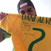 Daniel Alves autografou uma camisa do Brasil especialmente para Ivete Sangalo e a cantora agradeceu em seu Instagram, nesta terça-feira, 24 de junho de 2014