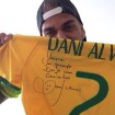 Ivete Sangalo ganha camisa do Brasil autografada por Daniel Alves: 'Que honra'