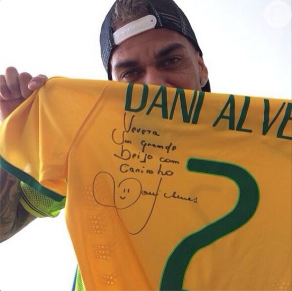 Daniel Alves autografou uma camisa do Brasil especialmente para Ivete Sangalo e a cantora agradeceu em seu Instagram, nesta terça-feira, 24 de junho de 2014