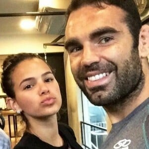 Personal entrega como Bruna Marquezine chega aos treinos: 'Meio brava, monossilábica'