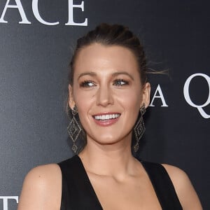 Blake Lively usou brincos e pulseiras Ofira, anéis de Lorraine Schwartz e braceletes Olivia Diamonds em première