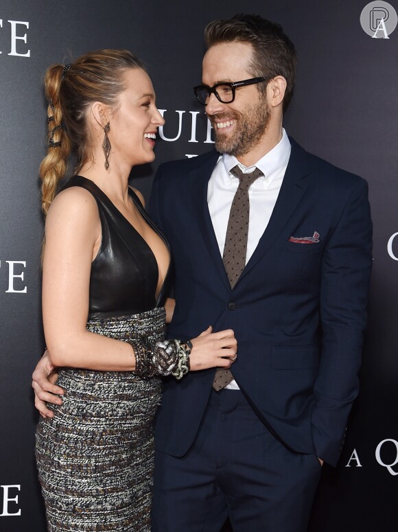 Ryan Reynolds usou terno azul-marinho, óculos de aro preto e acessórios marrons em première de filme