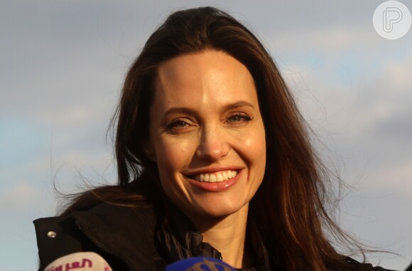Angelina Jolie engrossa a lista de mulheres com o rosto no formato quadrado