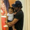 Bruno Gissoni foi clicado com a filha, Madalena, em um shopping carioca nesta terça-feira, 3 de março de 2018