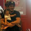 Bruno Gissoni levou filha, Madalena, para passear em shopping do Rio nesta terça-feira, 3 de março de 2018