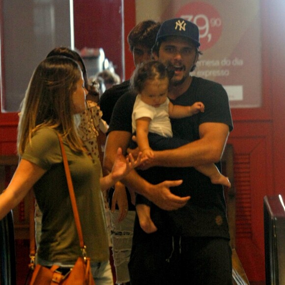 Bruno Gissoni levou a filha para passear em um shopping no Rio de Janeiro