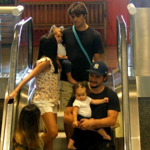 Bruno Gissoni e o irmão Felipe Simas passearam com as filhas, Madalena e Maria, nesta terça-feira, 3 de março de 2018
