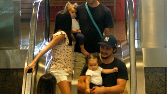 Bruno Gissoni e Felipe Simas passeiam com filhas, Madalena e Maria, no RJ. Fotos