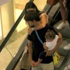 Acompanhado da mulher, Felipe Simas passeou com filha em shopping do Rio
