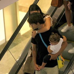 Acompanhado da mulher, Felipe Simas passeou com filha em shopping do Rio