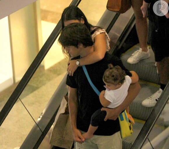 Acompanhado da mulher, Felipe Simas passeou com filha em shopping do Rio