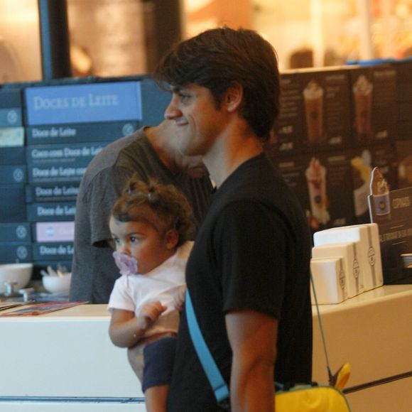 Felipe Simas passeou com a filha, Maria, em um shopping do Rio nesta terça-feira, 3 de março de 2018