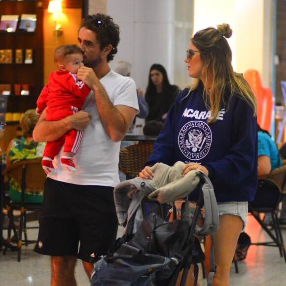 Cheio de estilo! Rocco foi fotografado com um conjunto moletom vermelho ao embarcar no aeroporto Santos Dumont, no Rio de Janeiro, com Rafa Brites e Felipe Andreoli