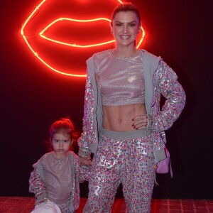 Rafa Brites não é a única mamãe a combinar o look com seu pequeno. Mirella Santos e a filha, Valentina, usaram produções iguais para prestigiar desfile em São Paulo, em 8 de novembro de 2017