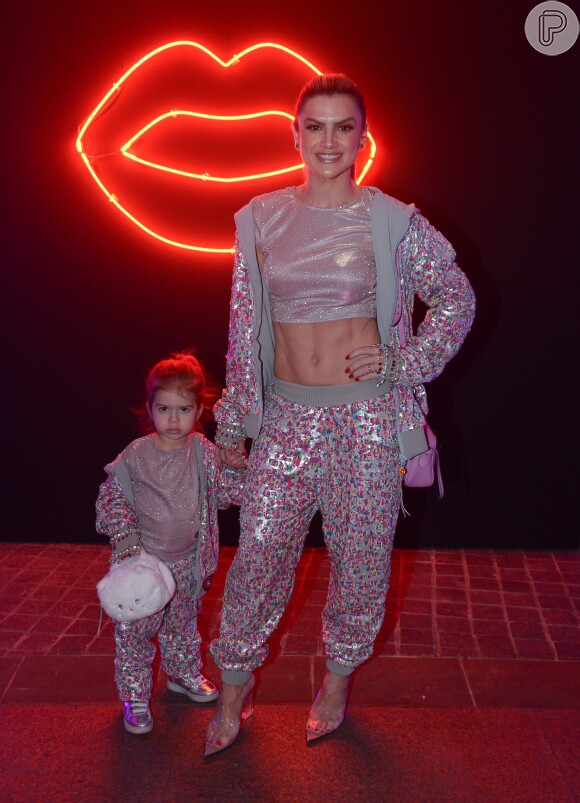 Rafa Brites não é a única mamãe a combinar o look com seu pequeno. Mirella Santos e a filha, Valentina, usaram produções iguais para prestigiar desfile em São Paulo, em 8 de novembro de 2017