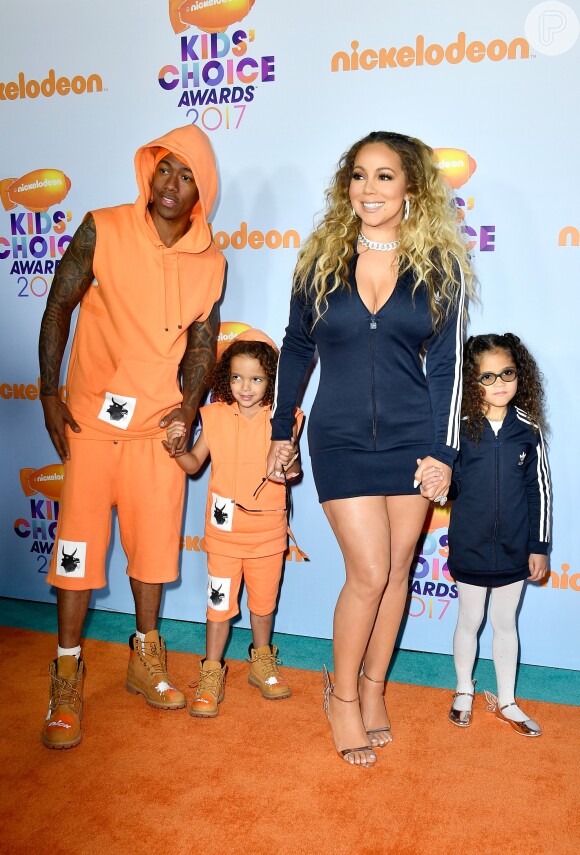Mariah Carey e o ex-marido, Nick Cannon, combinaram os looks com o dos filhos gêmeos, Moroccan e Monroe, no Kids' Choice Awards, realizado em 11 de março de 2017