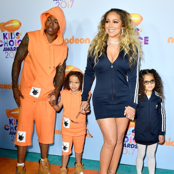 Mariah Carey e o ex-marido, Nick Cannon, combinaram os looks com o dos filhos gêmeos, Moroccan e Monroe, no Kids' Choice Awards, realizado em 11 de março de 2017