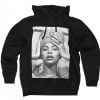 Beyoncé aparece com coroa cravejada de pedrarias em moletom preto
