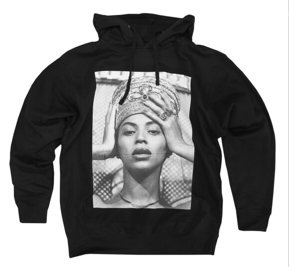 Beyoncé aparece com coroa cravejada de pedrarias em moletom preto