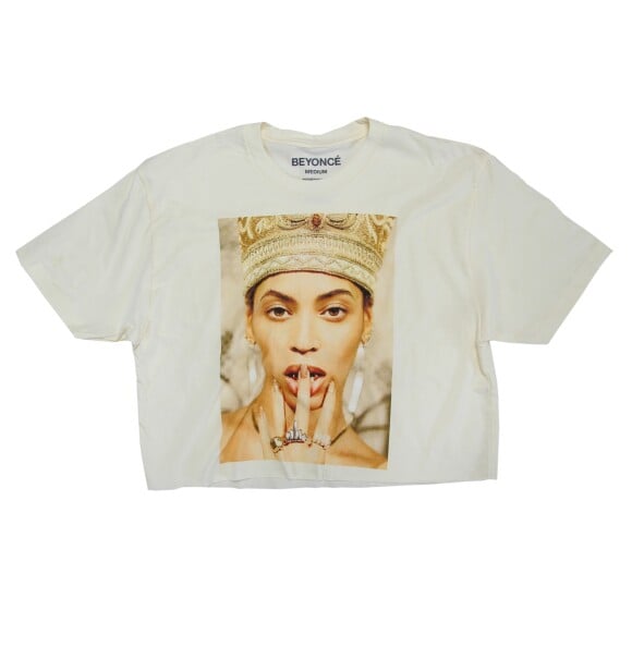 Beyoncé também estampa cropped off-white inspirado na rainha Nefertiti, esposa principal do faraó Amenófis IV