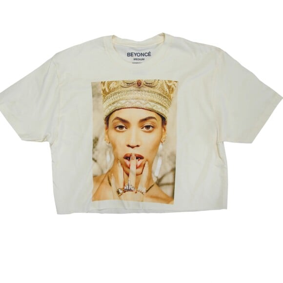 Beyoncé também estampa cropped off-white inspirado na rainha Nefertiti, esposa principal do faraó Amenófis IV