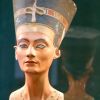 Nefertiti foi uma rainha Egito Antigo em 1.300 a.C e esposa principal do faraó Amenófis IV. A governante ficou conhecida por ter seu busto exposto no Neues Museum, em Berlim