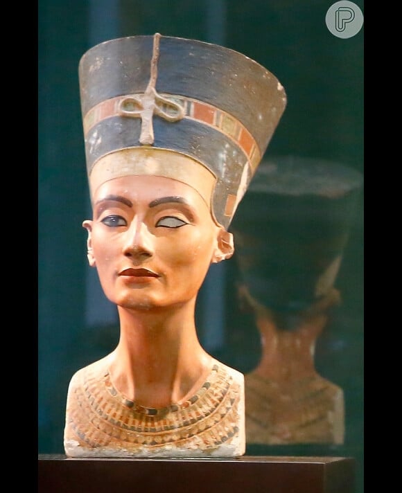 Nefertiti foi uma rainha Egito Antigo em 1.300 a.C e esposa principal do faraó Amenófis IV. A governante ficou conhecida por ter seu busto exposto no Neues Museum, em Berlim