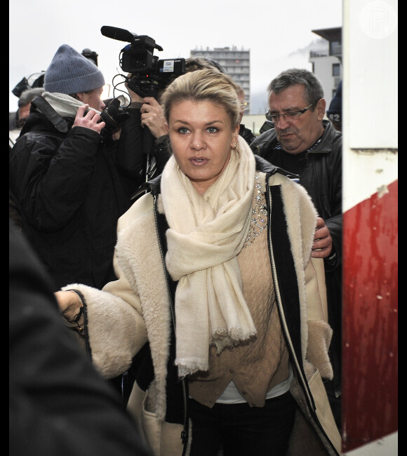 Jornalistas internacionais acamparam em frente a hospital onde Michael Schumacher ficou internado durante seis meses, na França; mulher de Schumi, Corinna, não era discreta sobre o estado de saúde do marido, que sofreu um grave acidente de esqui em dezembro de 2013
