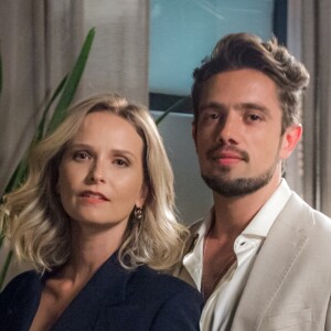 Renato (Rafael Cardoso) e Fabiana (Fernanda Rodrigues) se assustam com chegada de Sophia (Marieta Severo), na novela 'O Outro Lado do Paraíso'