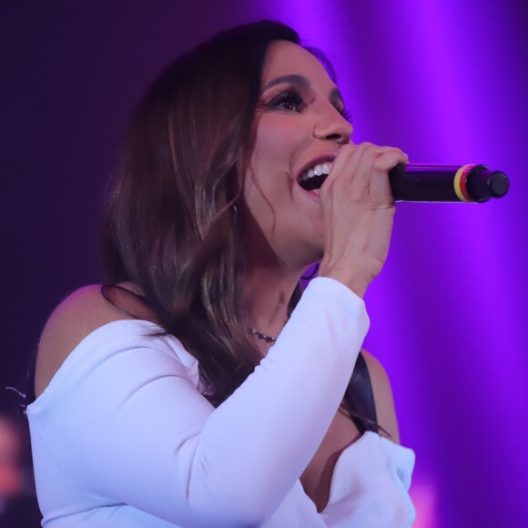 Ivete Sangalo postou vídeo amamentando uma das filhas nesta quarta-feira, 4 de março de 2018
