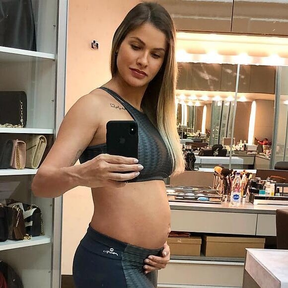 Andressa Suita, mulher de Gusttavo Lima, se espantou com o tamanho da barriga de grávida de 5 meses: 'Parece 7'