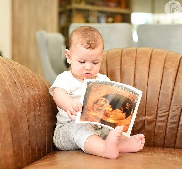 Andressa Suita já mostrou o seu filho com Gusttavo Lima brincando com foto do ultrassom do menino