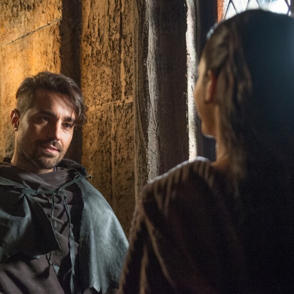 Catarina (Bruna Marquezine) conta a Virgílio (Ricardo Pereira) o lugar onde Amália (Marina Ruy Barbosa) está escondida na novela 'Deus Salve o Rei'