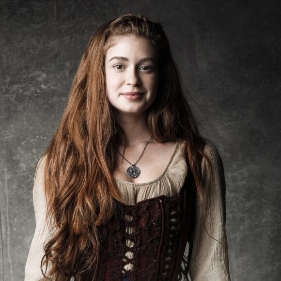Amália (Marina Ruy Barbosa) fica chocada ao ser amarrada com Virgílio (Ricardo Pereira) na novela 'Deus Salve o Rei': 'O que você pretende com isso?!'
