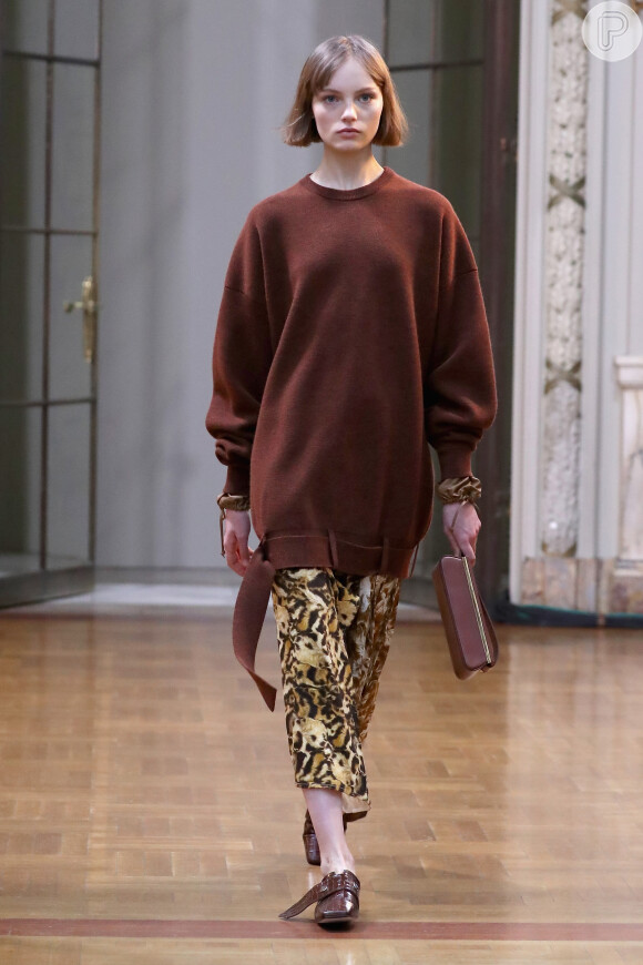 Leopardo é outra opção de estampa para o Animal Print como a calça da marca Victoria Beckham