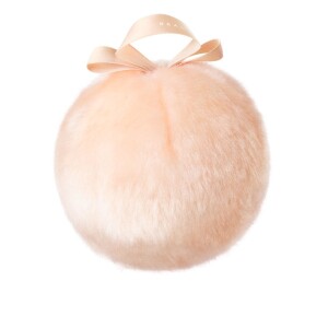 O Fairy Bomb Glittering Pom Pom é uma espécie de esponja pré-embalada com brilho rosé gold para ser aplicada por todo o corpo