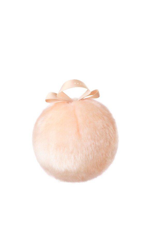 O Fairy Bomb Glittering Pom Pom é uma espécie de esponja pré-embalada com brilho rosé gold para ser aplicada por todo o corpo