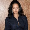 Rihanna investiu em iluminador corporal na nova coleção da Fenty Beauty, sua linha de maquiagem