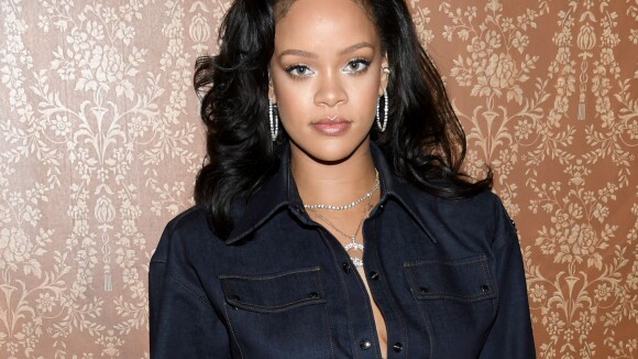 Rihanna aposta em iluminador corporal em nova linha de maquiagem. Veja detalhes!