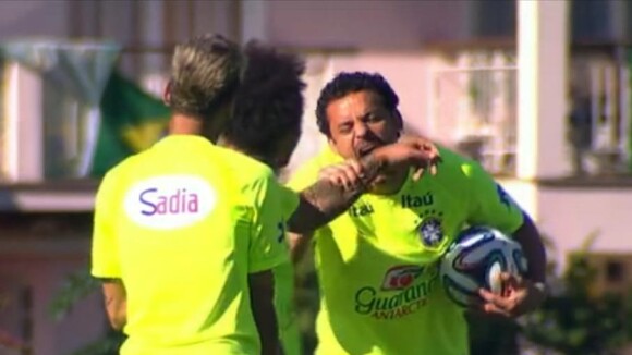 Fred brinca de morder Marcelo durante treino da Seleção Brasileira, no Rio