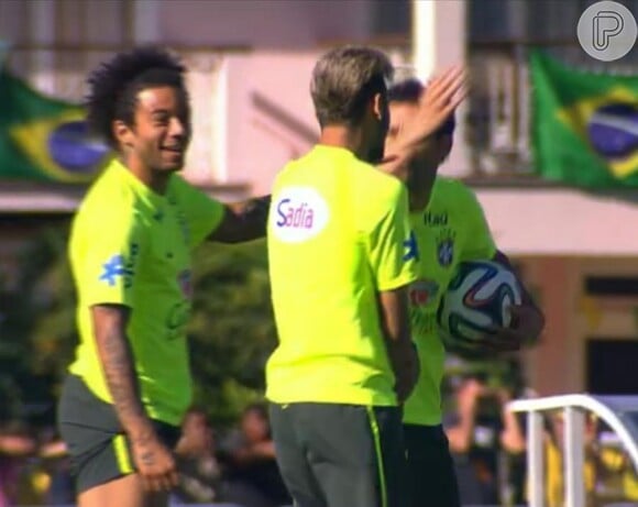 Fred conversa com Neymar e Marcelo em treino da seleção