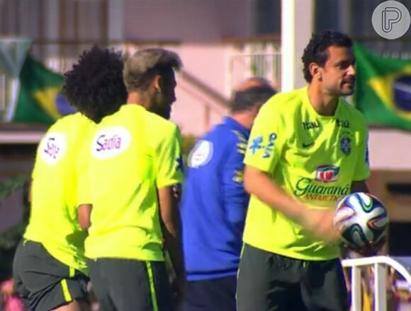 Fred brinca com Marcelo e Neymar em treino da seleção