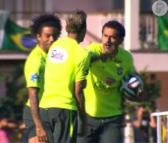 Fred abocanha Marcelo em referência a ato de Luiz Suárez, que modeu um jogador italiano no jogo entre Itália x Uruguai em 24 de junho de 2014