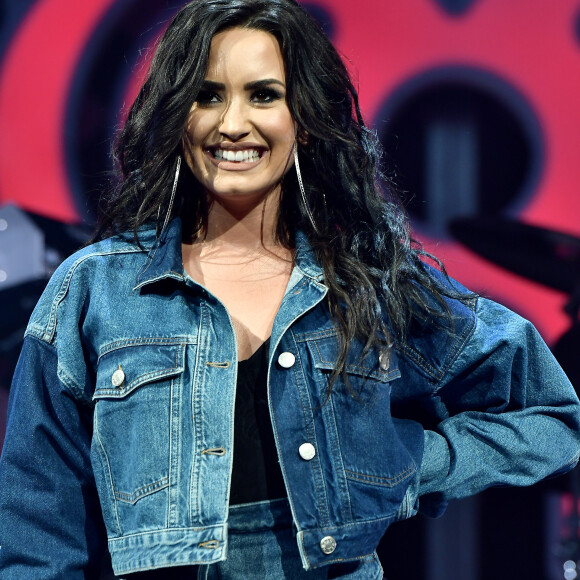 'Eu tenho celulite, assim como 93% das mulheres têm. O que você vê no Instagram não é sempre o que parece ser. Vamos amar nossos 'eus' reais', pediu Demi Lovato