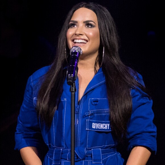 'Estrias e gordura extra... e ainda me amo. Celulite e eu ainda me amo. Sem espaço entre as coxas para mim e ainda me amo', disse Demi Lovato no Instagram