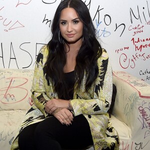 'É uma batalha diária. Alguns dias eu me sinto ótima e alguns dias não me sinto ótima. Eu parei de fazer dieta e ganhei um pouco de peso, por isso tem sido uma luta', afirmou Demi Lovato