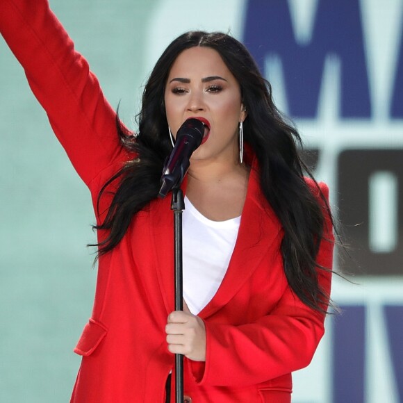 'Ao mesmo tempo, eu estou mais feliz porque não estou me restringindo a certos alimentos e não estou mais sentindo vergonha de comer', garantiu Demi Lovato