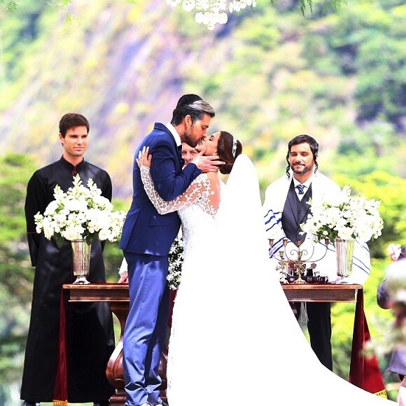 O casamento de Ricardo (Sergio Marone) e Isabela (Paloma Bernardi) é promovido por Stefano (Flávio Galvão) no capítulo de segunda-feira, 9 de abril de 2018, da novela 'Apocalipse'